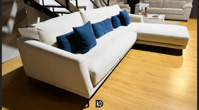 Sofá de 3 plazas con chaise longue.